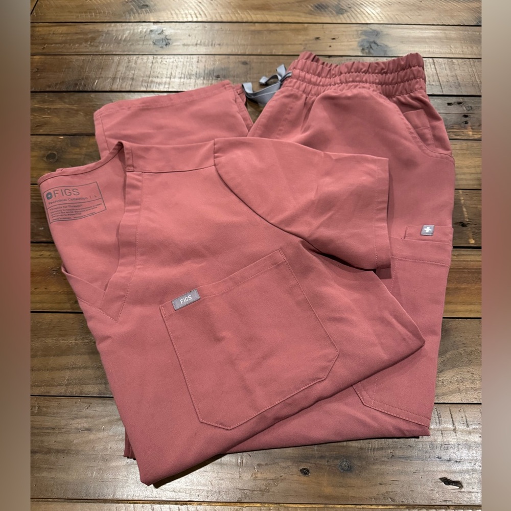 Scrub set by FIGS in Mauve